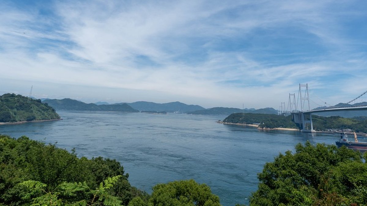 今治・来島海峡大橋を望む瀬戸内海の風景